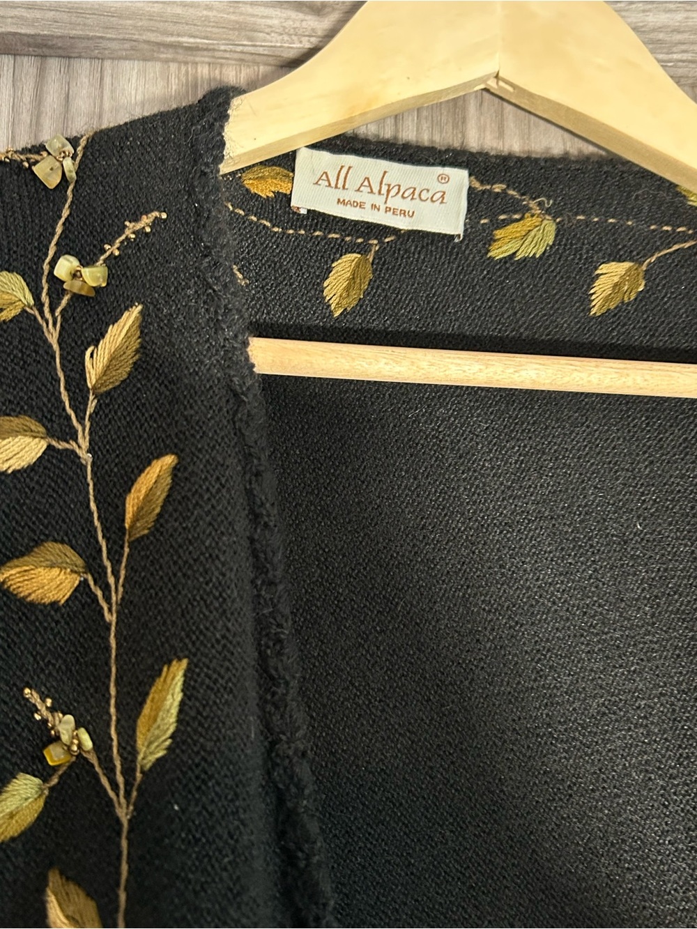 ✨ Vintage All Alpaca Embroidered Gold Leaf Beaded Stone Ruana Cape ✨ - Picture 5 of 7